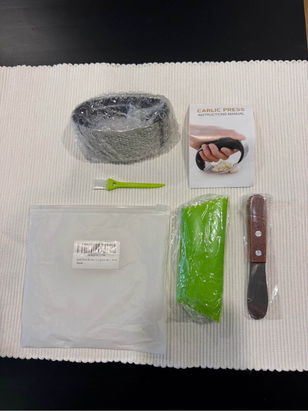 NWT Garlic Press Set with Green Silicone Peeler & Spreader